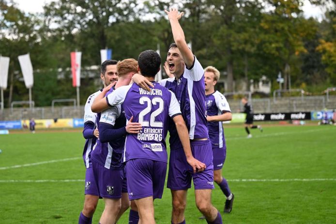 FC Eintracht Bamberg jubelt nach einem Tor im Toto-Pokal-Viertelfinale gegen den 1. FC Schweinfurt 05
