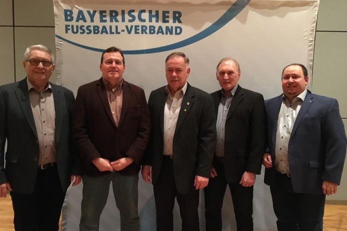 Roland Schmitt erhält die DFB-Verdienstnadel | BFV