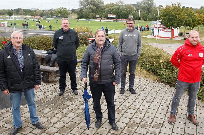 Zu Besuch vor Ort beim TSV 1860 Weißenburg: (von links) Dieter Habermann (BFV-Bezirksvorsitzender), Thomas Strobl (1. Vorstand, TSV 1860 Weißenburg), BFV-Präsident Rainer Koch, Roland Mayer und Jonas Herter (beide Spartenleiter Fußball beim TSV 1860 Weißenburg).