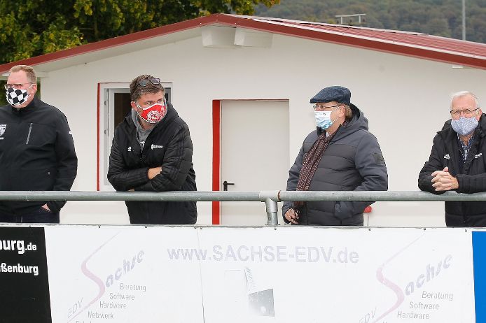Vorbildliche Zaungäste mit Mund-Nasen-Bedeckung: (von links) Thomas Strobl (1. Vorstand, TSV 1860 Weißenburg), BFV-Präsident Rainer Koch, Roland Mayer (Spartenleiter Fußball beim TSV 1860 Weißenburg) und Dieter Habermann (BFV-Bezirksvorsitzender).