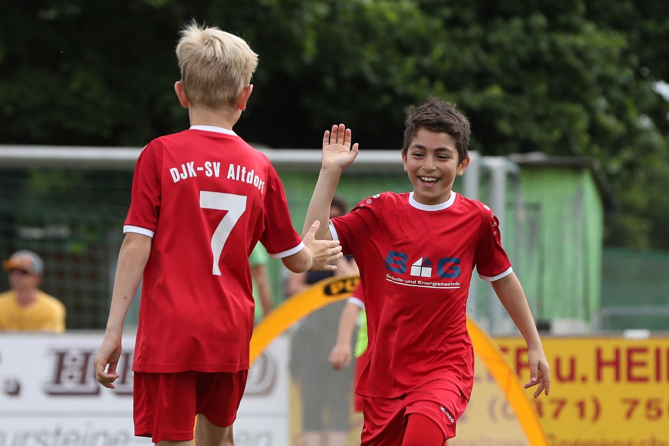 Kinder jubeln bei der Fußballiade 2019.jpg