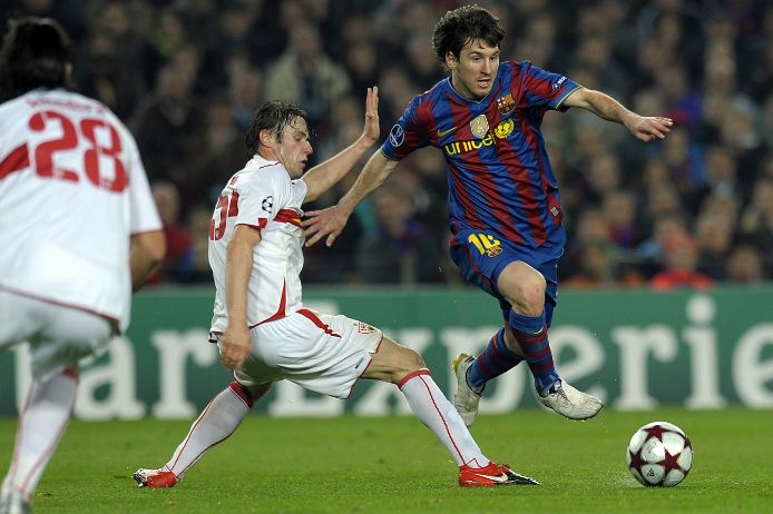 Christian Träsch im Zweikampf mit Lionel Messi.