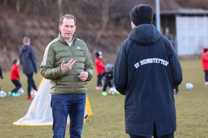 Verbands-Jugendleiter Florian Weißmann im Gespräch mit einem Jugendtrainer.