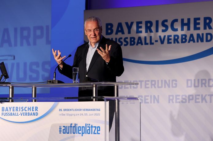 Der Bayerische Innenminister Joachim Herrmann bei seinem Grußwort auf dem Verbandstag 2022 in Bad Gögging.