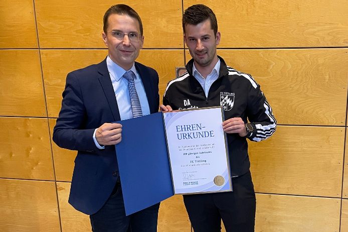 Übergabe Urkunde an den FC Tittling. BFV-Präsident Chritoph Kern und Andreas Dankesreiter.