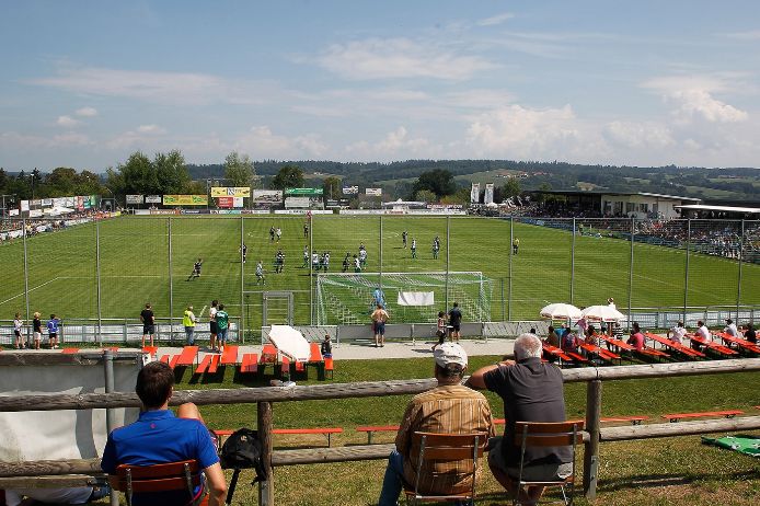 Stadion des SV Schalding-Heining bei einem Regionalligaspiel.