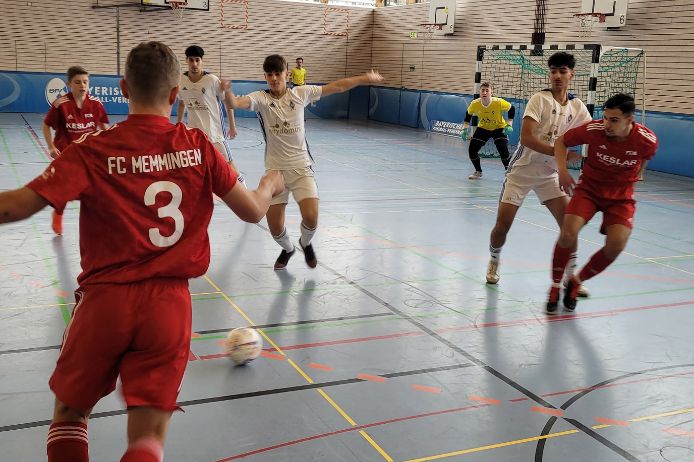 Spielszene Bayerische Hallenmeisterschaft der U17-Junioren 2023, FC Memmingen gegen FC Deisenhofen.