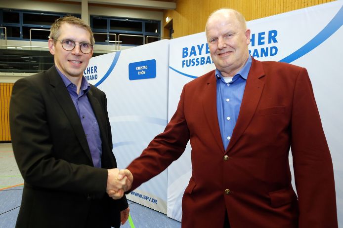 Jürgen Pfau gratuliert Rainer Lochmüller.