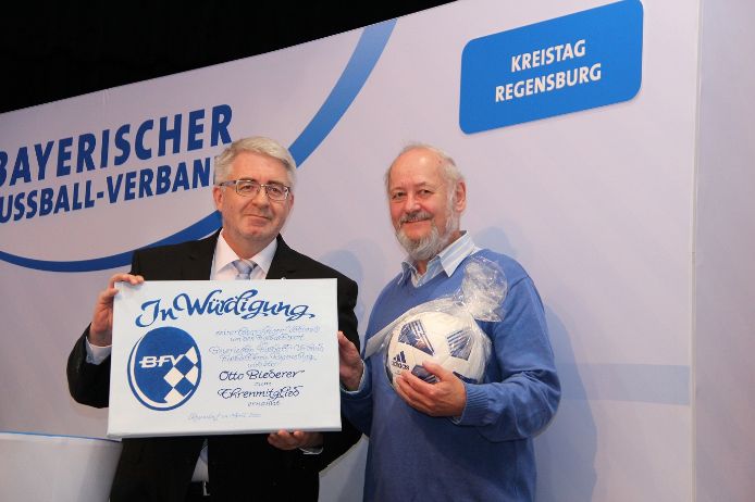 Bezirks-Vorsitzender Thomas Graml (links) ernennt Otto Biederer zum Ehrenmitglied.