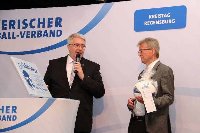 Bezirks-Vorsitzender Thomas Graml (links) ernennt Rupert Karl zum Ehren-Kreis-Vorsitzenden.
