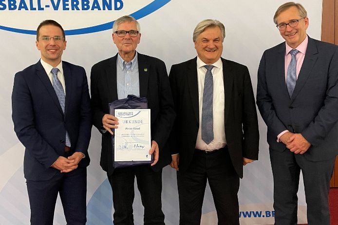 v.l.n.r.: BFV-Präsident Christoph Kern, Peter Vasel, Reinhold Baier und Oskar Riedmeyer