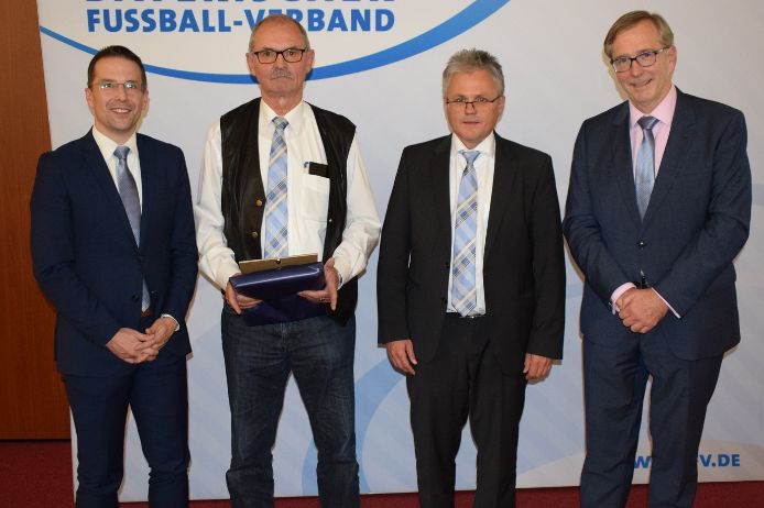v.l.n.r.: BFV-Präsident Christoph Kern, Lorenz Gebert, Oliver Lieb und Oskar Riedmeyer