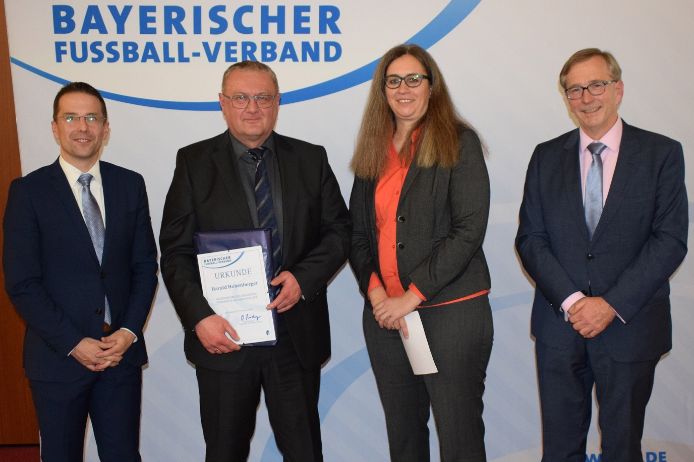 v.l.n.r.: BFV-Präsident Christoph Kern, Harald Hohenberger, Ariane Krause und Oskar Riedmeyer