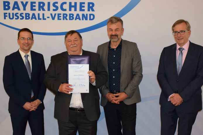 v.l.n.r.: BFV-Präsident Christoph Kern, Anton Pfahler, Emanuel Beierlein und Oskar Riedmeyer