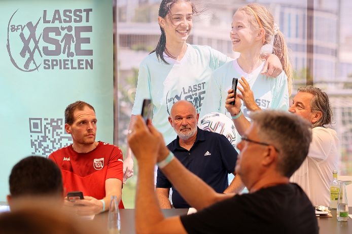 Starke Netzwerke für starken Mädchenfußball: Auftaktveranstaltung in Fürth.