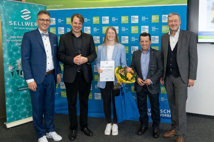 „Danke Schiri“-Siegerin Mittelfranken Beatrice Schellenberg (DJK Weingarts, Mitte) mit (v.l.n.r.) Verbands-Schiedsrichterobmann Sven Laumer, Michael Oschmann (CEO Das Örtliche/SELLWERK), Siegmar Seiferlein (Bezirks-Schiedsrichterobmann Mittelfranken) und BFV-Vizepräsident Robert Schraudner.
