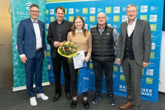 „Danke Schiri“-Siegerin Niederbayern Bettina Methan (SpVgg Schmatzhausen, Mitte) mit (v.l.n.r.) Verbands-Schiedsrichterobmann Sven Laumer, Michael Oschmann (CEO Das Örtliche/SELLWERK), Matthias Ziegler (Bezirks-Schiedsrichterausschuss Niederbayern) und BFV-Vizepräsident Robert Schraudner.
