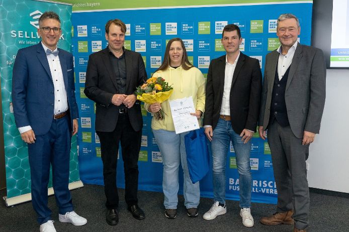 „Danke Schiri“-Siegerin Oberfranken Daniela Heilemann (ASV 1921 Oberpreuschwitz, Mitte) mit (v.l.n.r.) Verbands-Schiedsrichterobmann Sven Laumer, Michael Oschmann (CEO Das Örtliche/SELLWERK), Stefan Klerner (Bezirks-Schiedsrichterobmann Oberfranken) und BFV-Vizepräsident Robert Schraudner.