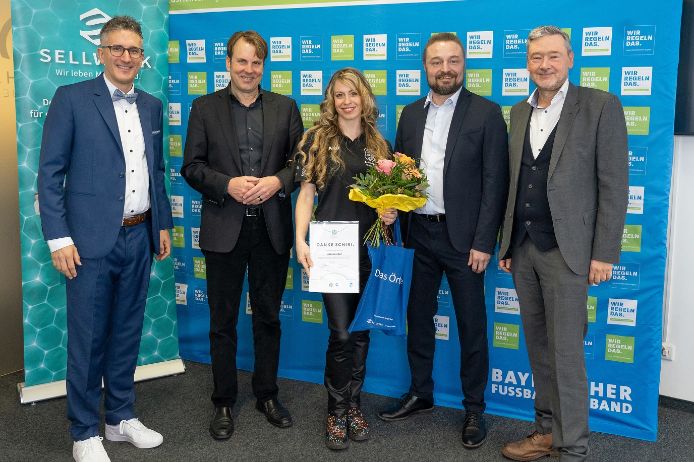 „Danke Schiri“-Siegerin Schwaben Daniela Ruf (FC Unterbechingen, Mitte) mit (v.l.n.r.) Verbands-Schiedsrichterobmann Sven Laumer, Michael Oschmann (CEO Das Örtliche/SELLWERK), Thomas Färber (Bezirks-Schiedsrichterobmann Schwaben) und BFV-Vizepräsident Robert Schraudner.