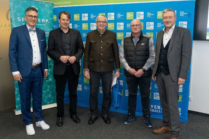 Ü50-„Danke Schiri“-Sieger Niederbayern Erich Arnold (SpVgg Pondorf-Oberzeitldorn, Mitte) mit (v.l.n.r.) Verbands-Schiedsrichterobmann Sven Laumer, Michael Oschmann (CEO Das Örtliche/SELLWERK), Matthias Ziegler (Bezirks-Schiedsrichterausschuss Niederbayern) und BFV-Vizepräsident Robert Schraudner.