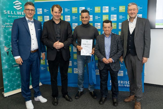 U50-„Danke Schiri“-Sieger Mittelfranken Gazi Deniz (TSV 1957 Sack, Mitte) mit (v.l.n.r.) Verbands-Schiedsrichterobmann Sven Laumer, Michael Oschmann (CEO Das Örtliche/SELLWERK), Siegmar Seiferlein (Bezirks-Schiedsrichterobmann Mittelfranken) und BFV-Vizepräsident Robert Schraudner.