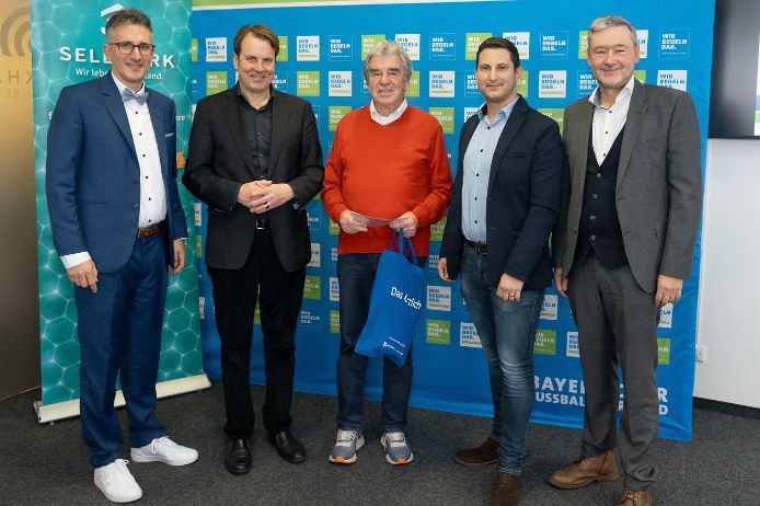 Ü50-„Danke Schiri“-Sieger Oberpfalz Gernot Stark (ASV Haselmühl, Mitte) mit (v.l.n.r.) Verbands-Schiedsrichterobmann Sven Laumer, Michael Oschmann (CEO Das Örtliche/SELLWERK), Philipp Götz (Bezirks-Schiedsrichterausschuss Oberpfalz) und BFV-Vizepräsident Robert Schraudner.