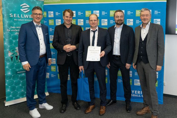 U50-„Danke Schiri“-Sieger Schwaben Helmut Bößhenz (VfR Neuburg/Donau, Mitte) mit (v.l.n.r.) Verbands-Schiedsrichterobmann Sven Laumer, Michael Oschmann (CEO Das Örtliche/SELLWERK), Thomas Färber (Bezirks-Schiedsrichterobmann Schwaben) und BFV-Vizepräsident Robert Schraudner.