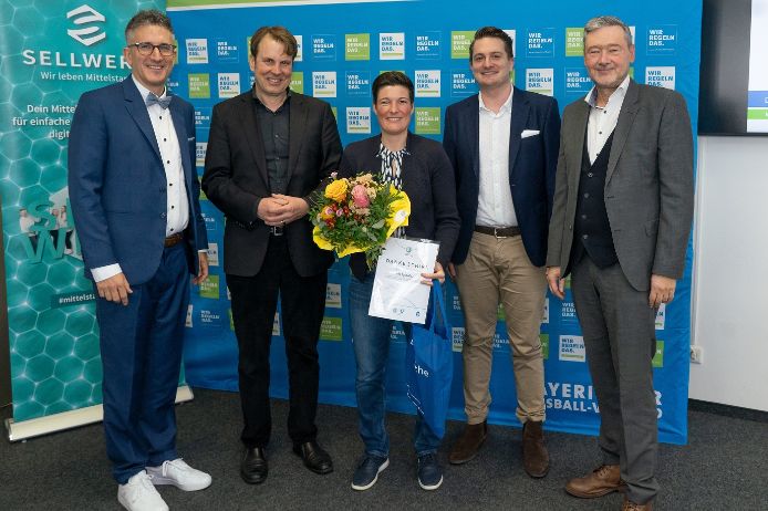 „Danke Schiri“-Siegerin Oberbayern Iris Spitaler (FC Moosburg e.V., Mitte) mit (v.l.n.r.) Verbands-Schiedsrichterobmann Sven Laumer, Michael Oschmann (CEO Das Örtliche/SELLWERK), Daniel Maurer (Bezirks-Schiedsrichterobmann Oberbayern) und BFV-Vizepräsident Robert Schraudner.