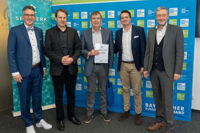 Ü50-„Danke Schiri“-Sieger Oberbayern Johann Rappolder (SV Ramerberg, Mitte) mit (v.l.n.r.) Verbands-Schiedsrichterobmann Sven Laumer, Michael Oschmann (CEO Das Örtliche/SELLWERK), Daniel Maurer (Bezirks-Schiedsrichterobmann Oberbayern) und BFV-Vizepräsident Robert Schraudner.
