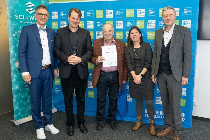 Ü50-„Danke Schiri“-Sieger Unterfranken Ludwig Bauer (FC 1917 Gerolzhofen e.V., Mitte) mit (v.l.n.r.) Verbands-Schiedsrichterobmann Sven Laumer, Michael Oschmann (CEO Das Örtliche/SELLWERK), Julia Freimann (Bezirks-Schiedsrichterausschuss Unterfranken) und BFV-Vizepräsident Robert Schraudner.