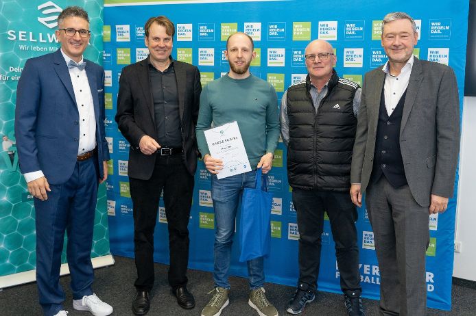U50-„Danke Schiri“-Sieger Niederbayern Marco Öttl (SV Oberpolling, Mitte) mit (v.l.n.r.) Verbands-Schiedsrichterobmann Sven Laumer, Michael Oschmann (CEO Das Örtliche/SELLWERK), Matthias Ziegler (Bezirks-Schiedsrichterausschuss Niederbayern) und BFV-Vizepräsident Robert Schraudner.