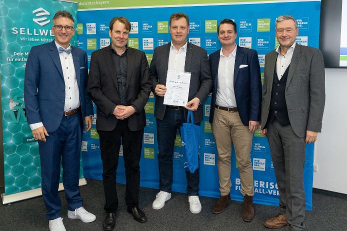 U50-„Danke Schiri“-Sieger Oberbayern Michael Kögel (TSV Schwabbruck e.V., Mitte) mit (v.l.n.r.) Verbands-Schiedsrichterobmann Sven Laumer, Michael Oschmann (CEO Das Örtliche/SELLWERK), Daniel Maurer (Bezirks-Schiedsrichterobmann Oberbayern) und BFV-Vizepräsident Robert Schraudner.