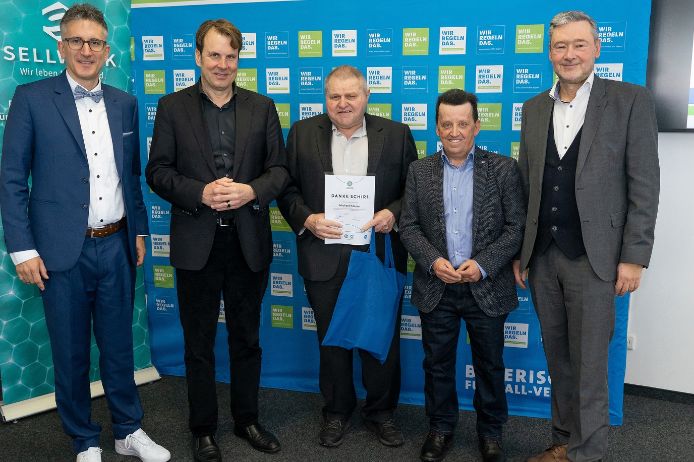 Ü50-„Danke Schiri“-Sieger Mittelfranken Michael Körner (TSV Meckenhausen, Mitte) mit (v.l.n.r.) Verbands-Schiedsrichterobmann Sven Laumer, Michael Oschmann (CEO Das Örtliche/SELLWERK), Siegmar Seiferlein (Bezirks-Schiedsrichterobmann Mittelfranken) und BFV-Vizepräsident Robert Schraudner.
