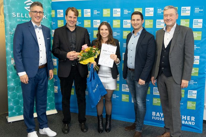 „Danke Schiri“-Siegerin Oberpfalz Sophie Gleißner (VfB Thanhausen, Mitte) mit (v.l.n.r.) Verbands-Schiedsrichterobmann Sven Laumer, Michael Oschmann (CEO Das Örtliche/SELLWERK), Philipp Götz (Bezirks-Schiedsrichterausschuss Oberpfalz) und BFV-Vizepräsident Robert Schraudner.