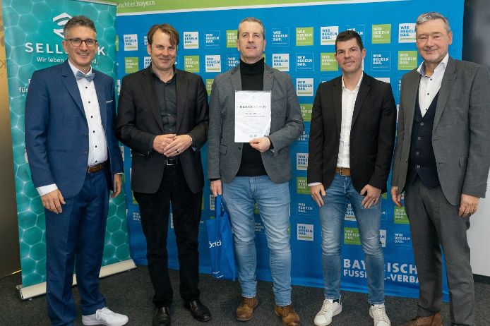 U50-„Danke Schiri“-Sieger Oberfranken Torsten Werner (ASV Wunsiedel e.V., Mitte) mit (v.l.n.r.) Verbands-Schiedsrichterobmann Sven Laumer, Michael Oschmann (CEO Das Örtliche/SELLWERK), Stefan Klerner (Bezirks-Schiedsrichterobmann Oberfranken) und BFV-Vizepräsident Robert Schraudner.