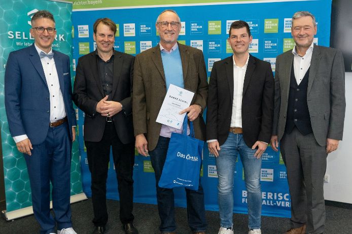 Ü50-„Danke Schiri“-Sieger Oberfranken Uwe Dietrich (1. FC Lauenstein, Mitte) mit (v.l.n.r.) Verbands-Schiedsrichterobmann Sven Laumer, Michael Oschmann (CEO Das Örtliche/SELLWERK), Stefan Klerner (Bezirks-Schiedsrichterobmann Oberfranken) und BFV-Vizepräsident Robert Schraudner.