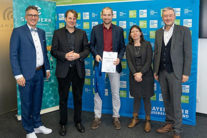 U50-„Danke Schiri“-Sieger Unterfranken Wolfgang Hellert (FC 38 Lindach, Mitte) mit (v.l.n.r.) Verbands-Schiedsrichterobmann Sven Laumer, Michael Oschmann (CEO Das Örtliche/SELLWERK), Julia Freimann (Bezirks-Schiedsrichterausschuss Unterfranken) und BFV-Vizepräsident Robert Schraudner.