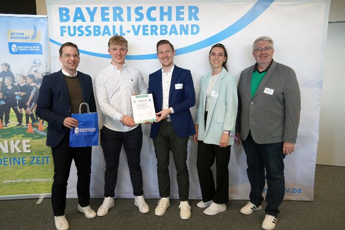 U30-Fußballhelden 2025 (von links): BFV-Präsident Christoph Kern, Alexander Gabriel (Kreissieger Cham/Schwandorf, SV Hohenwart), Philipp Engl (U30-Mitglied Bezirksausschuss Oberpfalz), Selina Vollmar (U30-Mitglied im Verbandsvorstand).