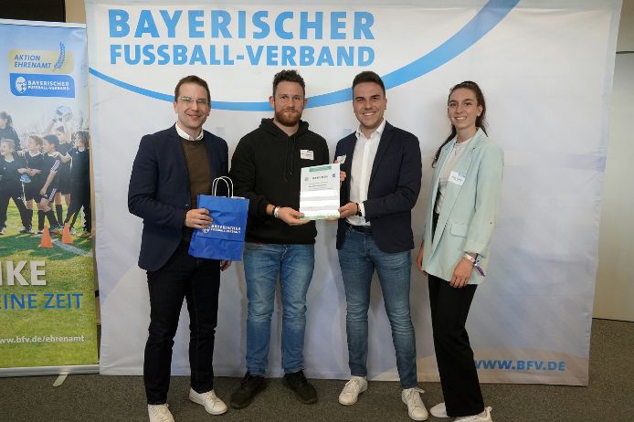 U30-Fußballhelden 2025 (von links): BFV-Präsident Christoph Kern, Benedikt Greppmaier (Kreissieger Augsburg, TSV Dasing), Jona Raab (U30-Mitglied Bezirksausschuss Schwaben), Selina Vollmar (U30-Mitglied im Verbandsvorstand).
