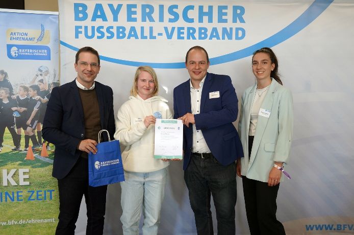 U30-Fußballhelden 2025 (von links): BFV-Präsident Christoph Kern, Celine Müller (Kreissiegerin Schweinfurt, TV Haßfurt), Pascal Heim (U30-Mitglied Bezirksausschuss Unterfranken), Selina Vollmar (U30-Mitglied im Verbandsvorstand).