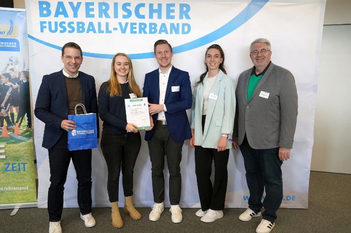 U30-Fußballhelden 2025 (von links): BFV-Präsident Christoph Kern, Elena Heiser (Kreissiegerin Regensburg, TB/ASV Regenstauf), Philipp Engl (U30-Mitglied Bezirksausschuss Oberpfalz), Selina Vollmar (U30-Mitglied im Verbandsvorstand).