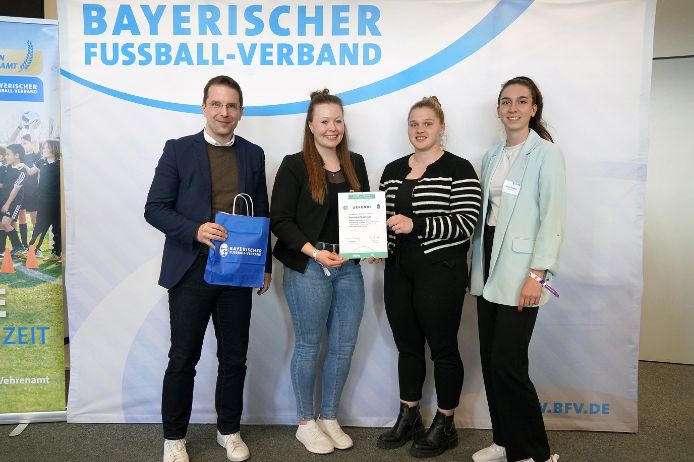 U30-Fußballhelden 2025 (von links): BFV-Präsident Christoph Kern, Franziska Högenauer (Kreissiegerin Zugspitze, FC Hofstetten), Emily Ferraro (U30-Mitglied Bezirksausschuss Oberbayern), Selina Vollmar (U30-Mitglied im Verbandsvorstand).