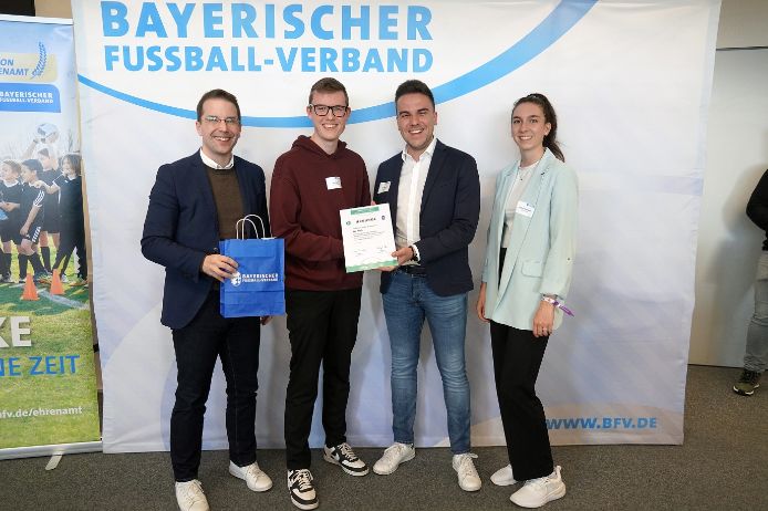 U30-Fußballhelden 2025 (von links): BFV-Präsident Christoph Kern, Jan Rieß (Kreissieger Allgäu, TSV Blaichach), Jona Raab (U30-Mitglied Bezirksausschuss Schwaben), Selina Vollmar (U30-Mitglied im Verbandsvorstand).