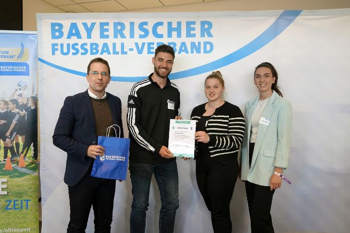 U30-Fußballhelden 2025 (von links): BFV-Präsident Christoph Kern, Jonas Barthmes (Kreissieger München, TSV Waldtrudering), Emily Ferraro (U30-Mitglied Bezirksausschuss Oberbayern), Selina Vollmar (U30-Mitglied im Verbandsvorstand).