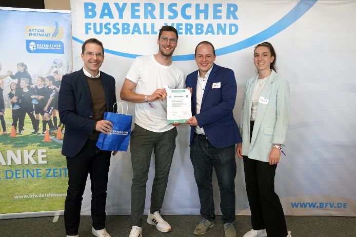 U30-Fußballhelden 2025 (von links): BFV-Präsident Christoph Kern, Jonas Neckermann (Kreissieger Würzburg, SV Gelchsheim), Pascal Heim (U30-Mitglied Bezirksausschuss Unterfranken), Selina Vollmar (U30-Mitglied im Verbandsvorstand).