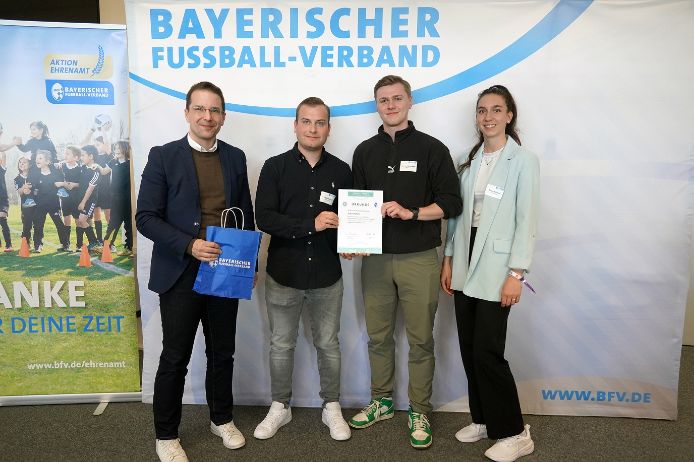 U30-Fußballhelden 2025 (von links): BFV-Präsident Christoph Kern, Julian Aman (Kreissieger Bamberg/Bayreuth/Kulmbach, VfL Mürsbach), Lennart Sollmann (U30-Mitglied Bezirksausschuss Oberfranken), Selina Vollmar (U30-Mitglied im Verbandsvorstand).