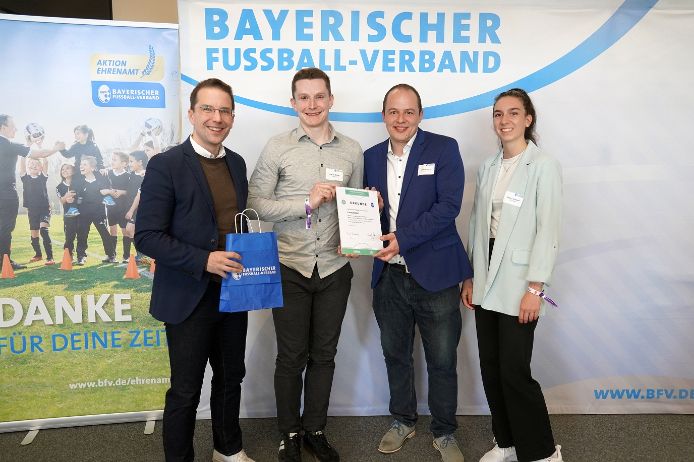 U30-Fußballhelden 2024 (von links): BFV-Präsident Christoph Kern, Lukas Göbel (Kreissieger Rhön, TSV Thundorf), Pascal Heim (U30-Mitglied Bezirksausschuss Unterfranken), Selina Vollmar (U30-Mitglied im Verbandsvorstand).