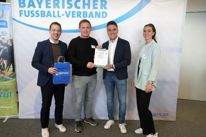 U30-Fußballhelden 2025 (von links): BFV-Präsident Christoph Kern, Manuel Czesch (Kreissieger Donau, FSV Buchdorf), Jona Raab (U30-Mitglied Bezirksausschuss Schwaben), Selina Vollmar (U30-Mitglied im Verbandsvorstand).