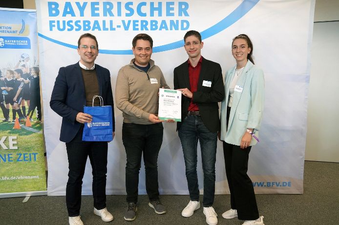 U30-Fußballhelden 2025 (von links): BFV-Präsident Christoph Kern, Ilirjan Morina (Kreissieger Niederbayern West, FSV Landau), Michael Stockbauer (Kreissieger Niederbayern Ost, FC Unteriglbach), Luca Brandner (U30-Mitglied Bezirksausschuss Niederbayern), Selina Vollmar (U30-Mitglied im Verbandsvorstand).