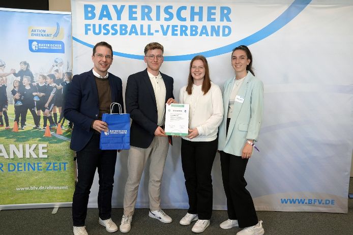 U30-Fußballhelden 2025 (von links): BFV-Präsident Christoph Kern, Pascal Münzner (Kreissieger Erlangen/Pegnitzgrund, SV Bronn), Nina Kühnl (U30-Mitglied Bezirksausschuss Mittelfranken), Selina Vollmar (U30-Mitglied im Verbandsvorstand).